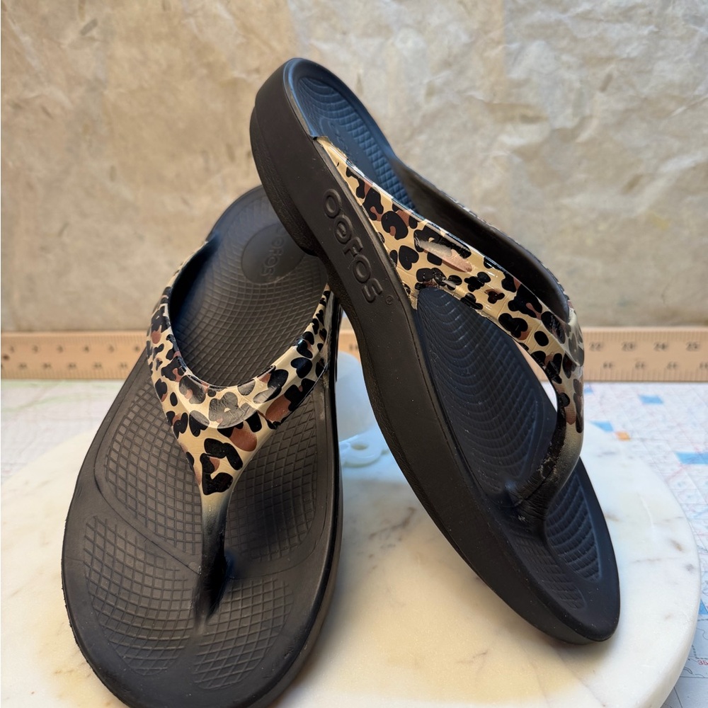 OOFOS Women's size 10 Leopard Sandals - Picture 2 of 6